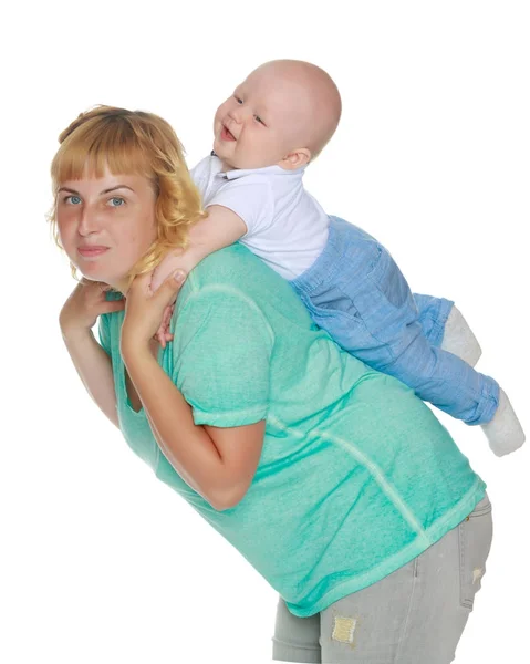 Mom keeps on the shoulders of the baby — Stock Photo, Image