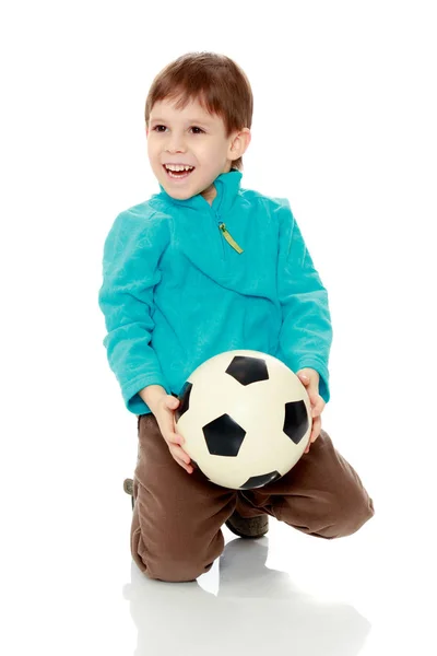 Μικρό αγόρι κρατά μπάλα ποδοσφαίρου. — Φωτογραφία Αρχείου