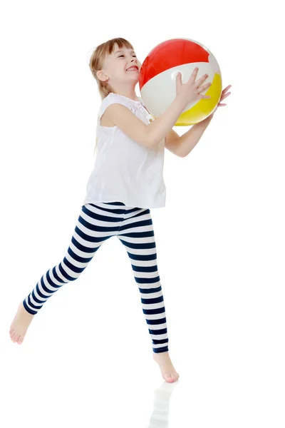Gadis kecil bermain dengan bola — Stok Foto