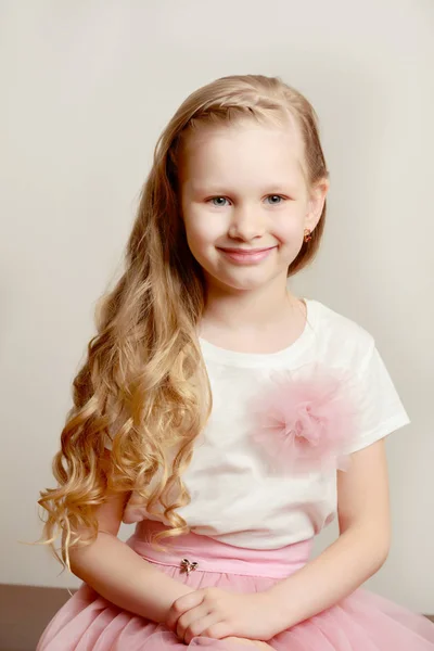 Beautiful little girl 5-6 years. — Stock Photo, Image