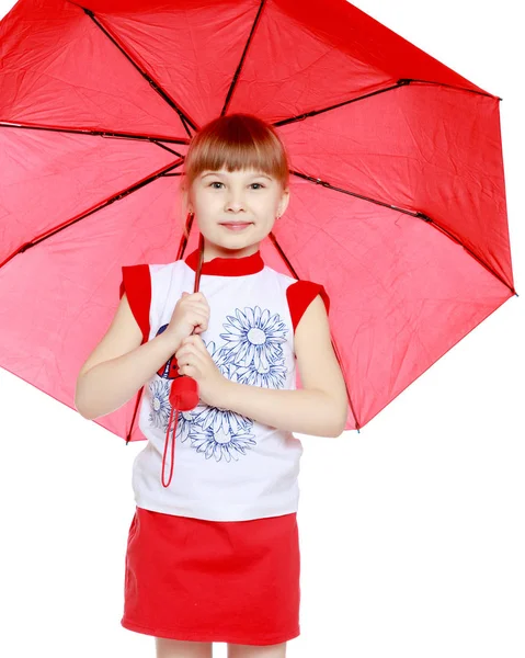 La bambina si nascose sotto l'ombrello . — Foto Stock