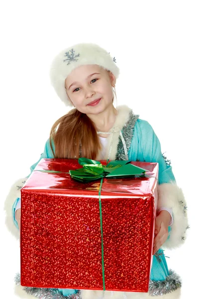 Menina Donzela de Neve com um presente em mãos — Fotografia de Stock
