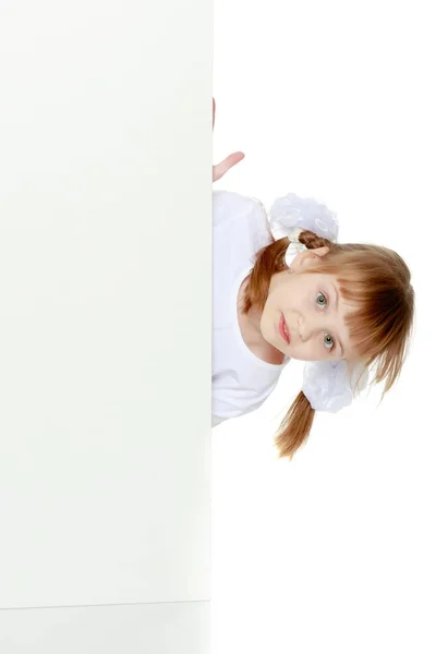 Uma menina está mostrando um anúncio em um banner branco . — Fotografia de Stock