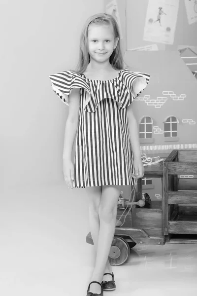 在很短的夏季条纹连衣裙可爱小金发女孩. — 图库照片