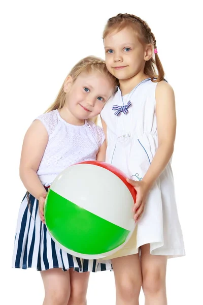 Dwie małe dziewczynki gry w piłkę. — Zdjęcie stockowe