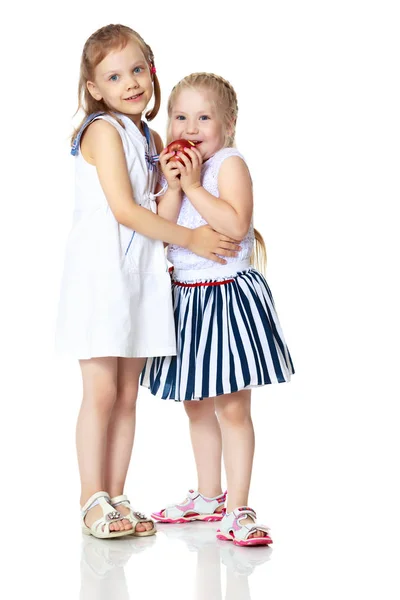 Two little girls with an apple — Stock Photo, Image