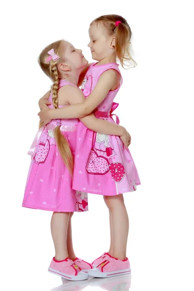 Две маленькие девочки обнимаются . — стоковое фото