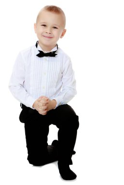 küçük çocuk bir beyaz gömlek ve kravat.