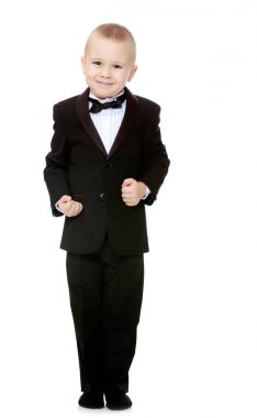 Bir kravat siyah elbiseli şık küçük çocuk.