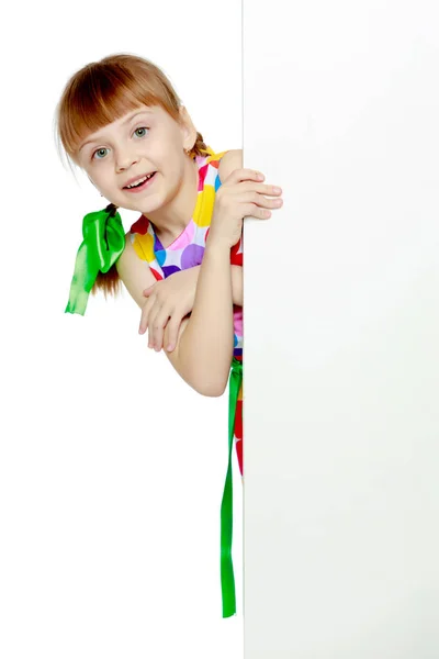 Mädchen sieht wegen des weißen Hindernisses aus. — Stockfoto