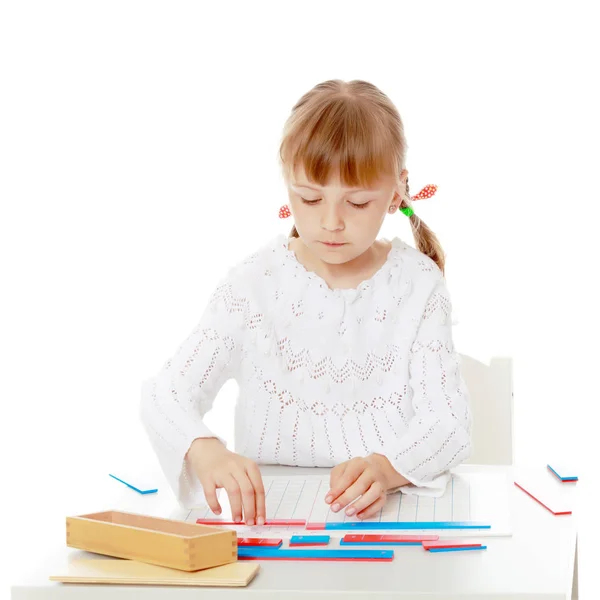 Malá holka studuje Montessori věci. — Stock fotografie