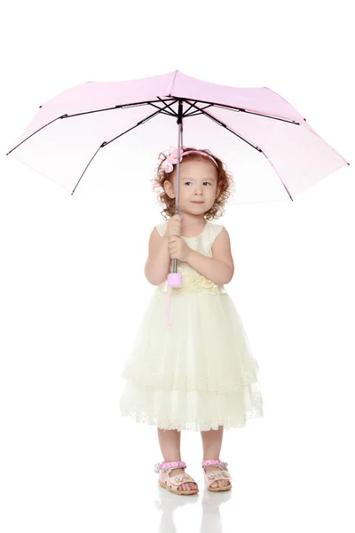 Ragazzina sotto un ombrello . — Foto Stock