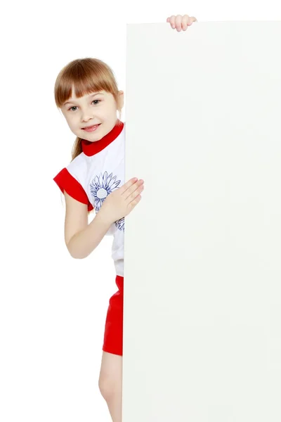Une petite fille regarde derrière une bannière vide. — Photo