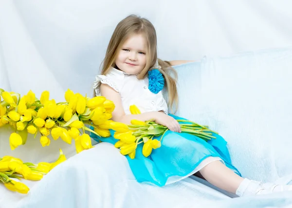 チューリップの花束を持つ少女 — ストック写真
