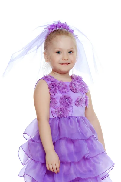 紫色のドレスの少女. — ストック写真