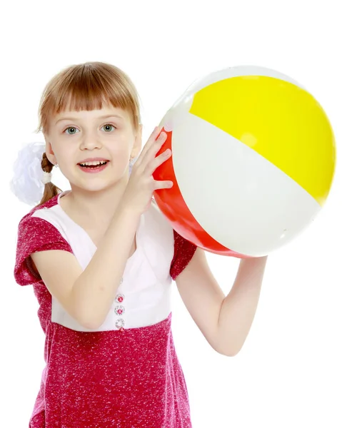 Menina está brincando com uma bola . — Fotografia de Stock