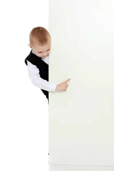 Αγόρι peeping πάνω λευκό πανό. — Φωτογραφία Αρχείου
