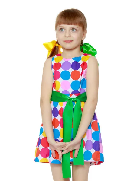 Uma menina em um vestido com um padrão de circl multi-colorido — Fotografia de Stock