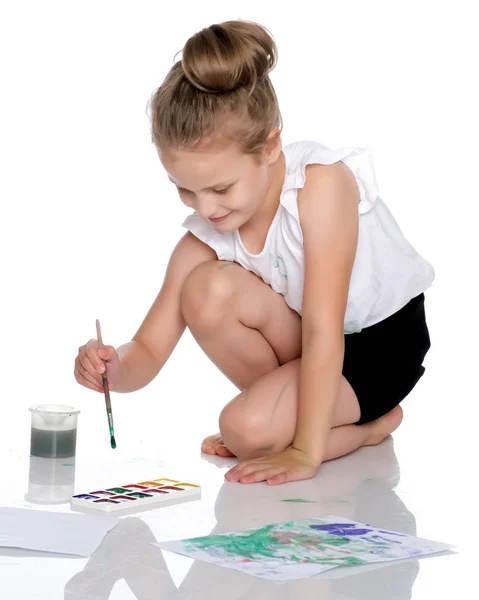 The little girl got dirty with the paints. — Stock Photo, Image