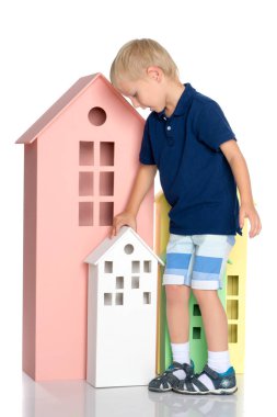 Küçük bir çocuk ile renkli evler oynuyor.