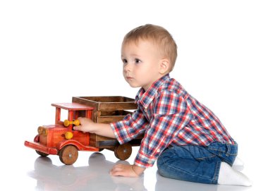 Küçük bir çocuk oyuncak bir arabayla oynuyor..