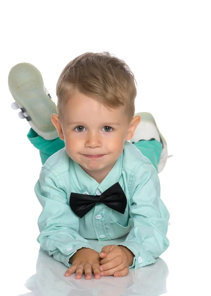 The little boy lies on the floor — Stock Photo, Image