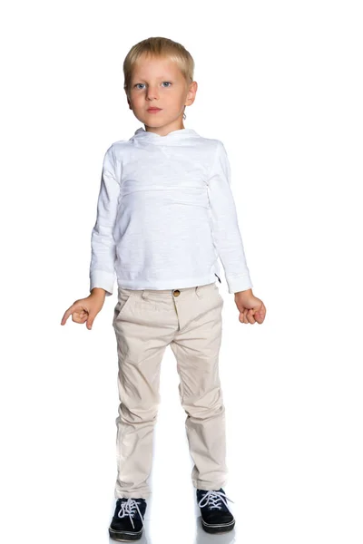 Un niño hermoso en una camisa y pantalones cortos — Foto de Stock