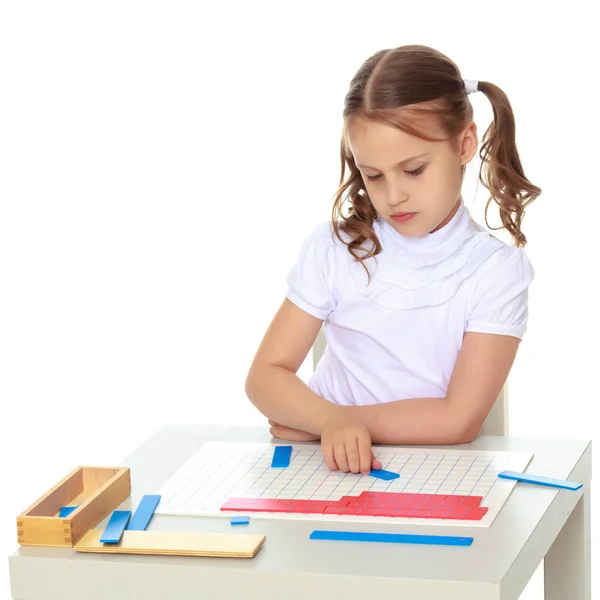 Een klein meisje studeert Montessori dingen.. — Stockfoto