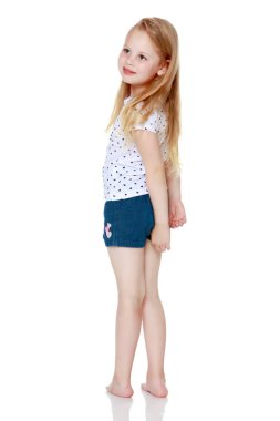 Küçük kız tam uzunlukta.