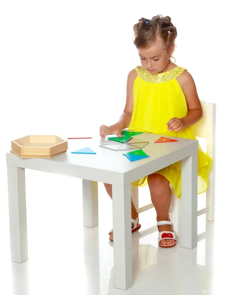 Una niña está estudiando cosas de Montessori.. — Foto de Stock