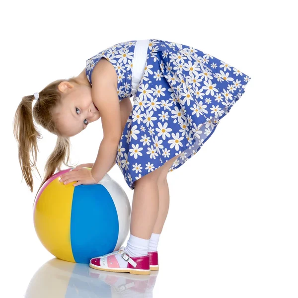 Kleines Mädchen spielt mit einem Ball — Stockfoto