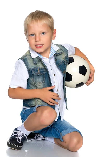 A kisfiú a labdával a kezében — Stock Fotó