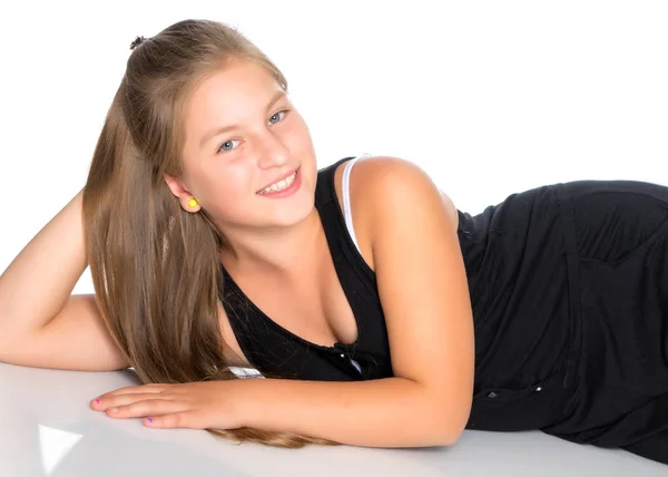 Uma adolescente jaz no chão — Fotografia de Stock
