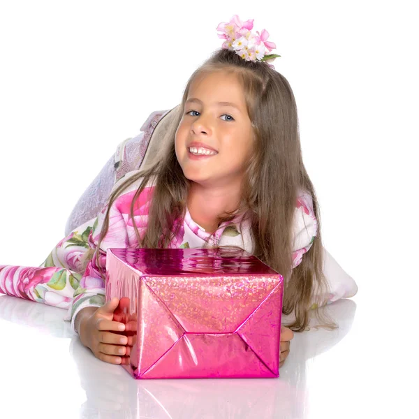 Dziewczynka z prezentem — Zdjęcie stockowe