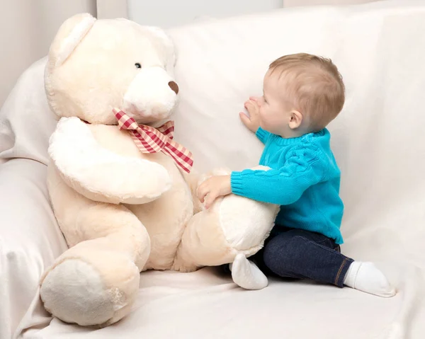 Menino brincando com ursinho de pelúcia — Fotografia de Stock