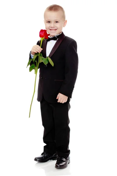 Menino com uma flor de rosa . — Fotografia de Stock