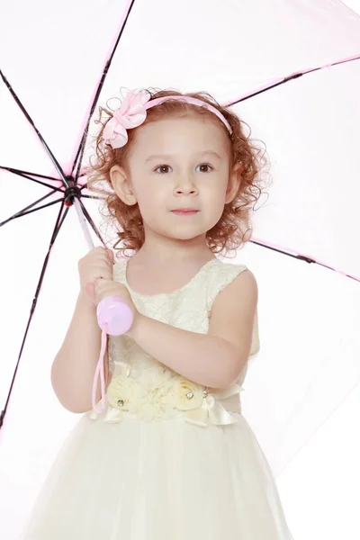 Menina sob um guarda-chuva . — Fotografia de Stock