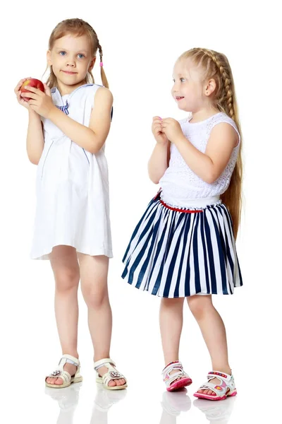 사과와 두 어린 소녀 — 스톡 사진