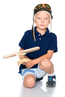 Bir Pilot şapkası ve ahşap uçağa elinde küçük bir çocuk