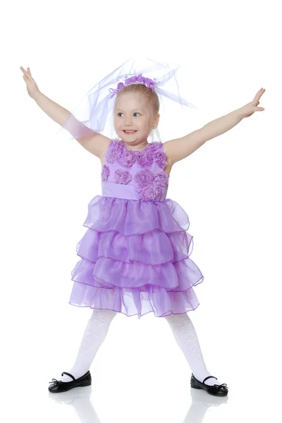 Liten flicka i lila klänning. — Stockfoto
