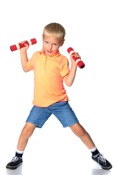 De kleine jongen houdt zich bezig met fitness. — Stockfoto