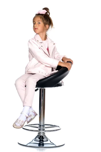 Malá holčička na otočná židle — Stock fotografie