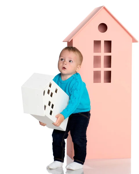 Маленький мальчик играет с красочными домами . — стоковое фото