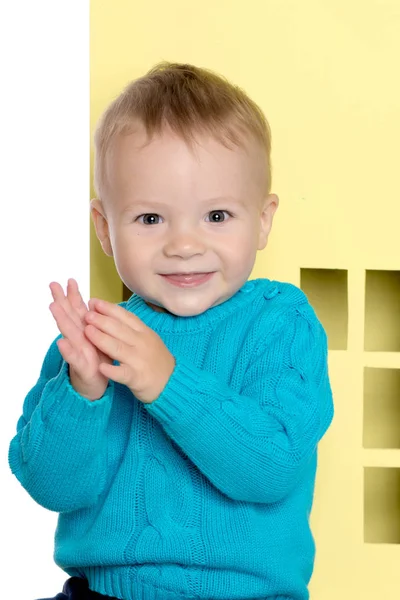 Un bambino sta giocando con case colorate . — Foto Stock