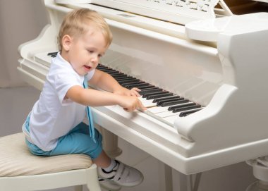 küçük çocuk piyano