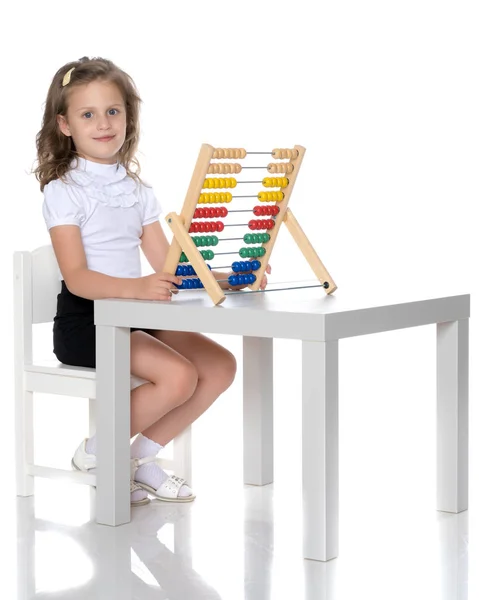 Dívka se počítá na abacus — Stock fotografie
