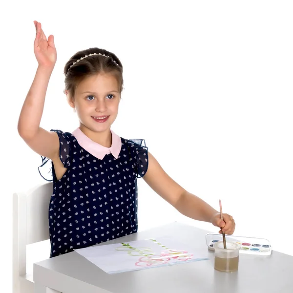 Liten flicka med en pensel i handen — Stockfoto