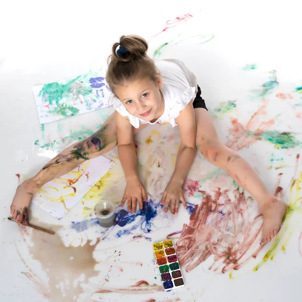 La petite fille s'est salie avec les peintures . — Photo