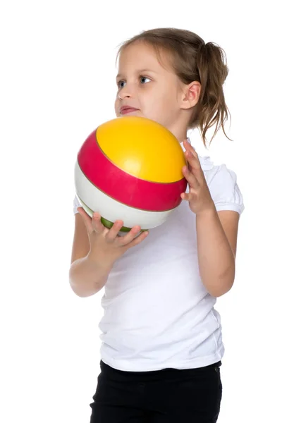 Niña está jugando con una pelota — Foto de Stock