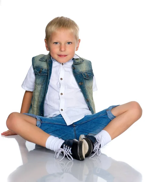 Egy kisfiú a padlón ül — Stock Fotó